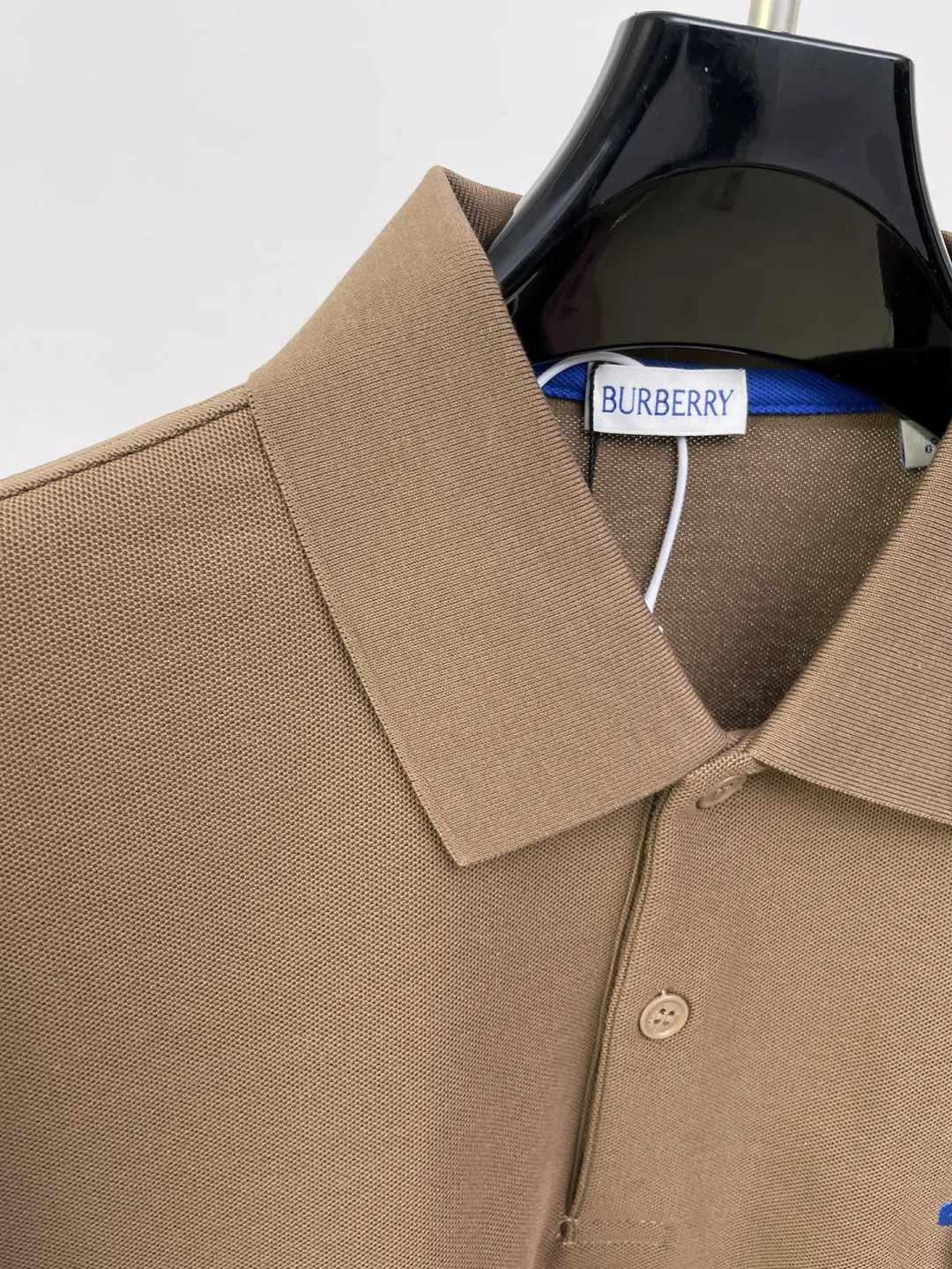 Burberry New Arrival long-sleeved Polo shirt, original fabric, official Same Style, made of 260 grams of pure cotton pique fabric, custom-made in the same vat, feels very comfortable and smooth, very wide and stylish, produced by a first-line brand Factory. The collar and collar ribs are woven with imported yarn and will not deform after long-term wear. The most New Arrival style in spring and summer, fashionable and individual, super Versatile and good-looking, very suitable for both men and women, a must-have style. Size: S-XXL